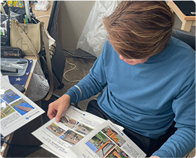 真剣に作品を審査するヒロミさん画像