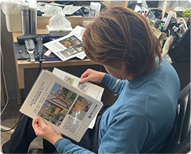 真剣に作品を審査するヒロミさん画像