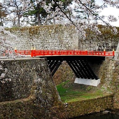 鶴ヶ城公園内「廊下橋（木造方杖橋）」