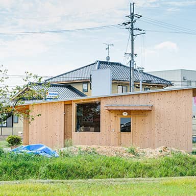 大きなフィールドと小さな木小屋